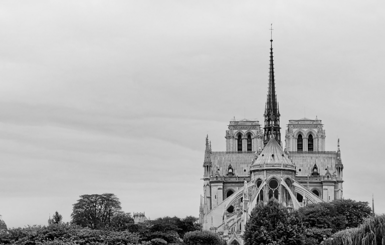 Während im Westen darüber diskutiert wird, ob mit Notre Dame…